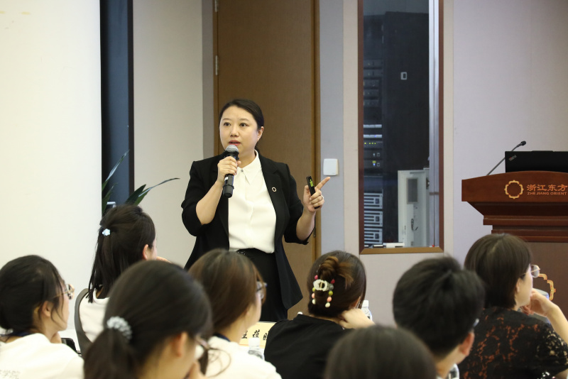 浙江大學經(jīng)濟學院、國際聯(lián)合商學院全國優(yōu)秀大學生夏令營到浙江東方參訪 何欣.jpg