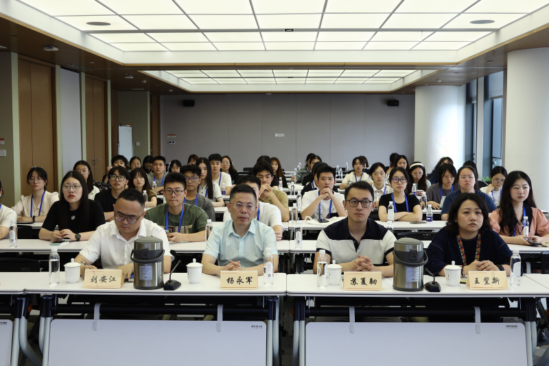 浙江大學經(jīng)濟學院、國際聯(lián)合商學院全國優(yōu)秀大學生夏令營到浙江東方參訪 劉安江（左一）楊永軍（左二）.jpg