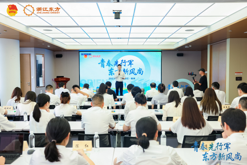 主題團日暨優(yōu)秀青年表彰大會.jpg